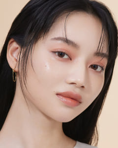 エッセンス スキングロウ ファンデーションのモデル画像